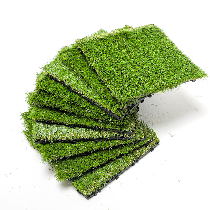 Realistické zámkové dlaždice z umělé trávy pro zahradu