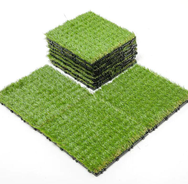 Proměňte svůj venkovní prostor pomocí dlaždic z umělé trávy